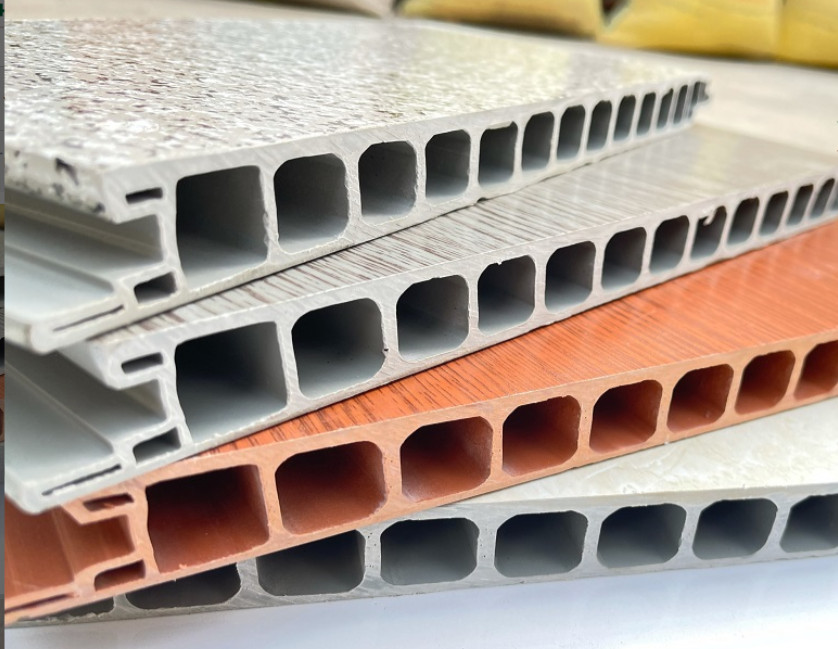 Báo giá tấm nhựa lót sàn chịu lực được sản xuất từ nhựa PVC (Polyvinyl Chloride) cao cấp kết hợp với bột đá và các chất phụ gia chống lão hóa