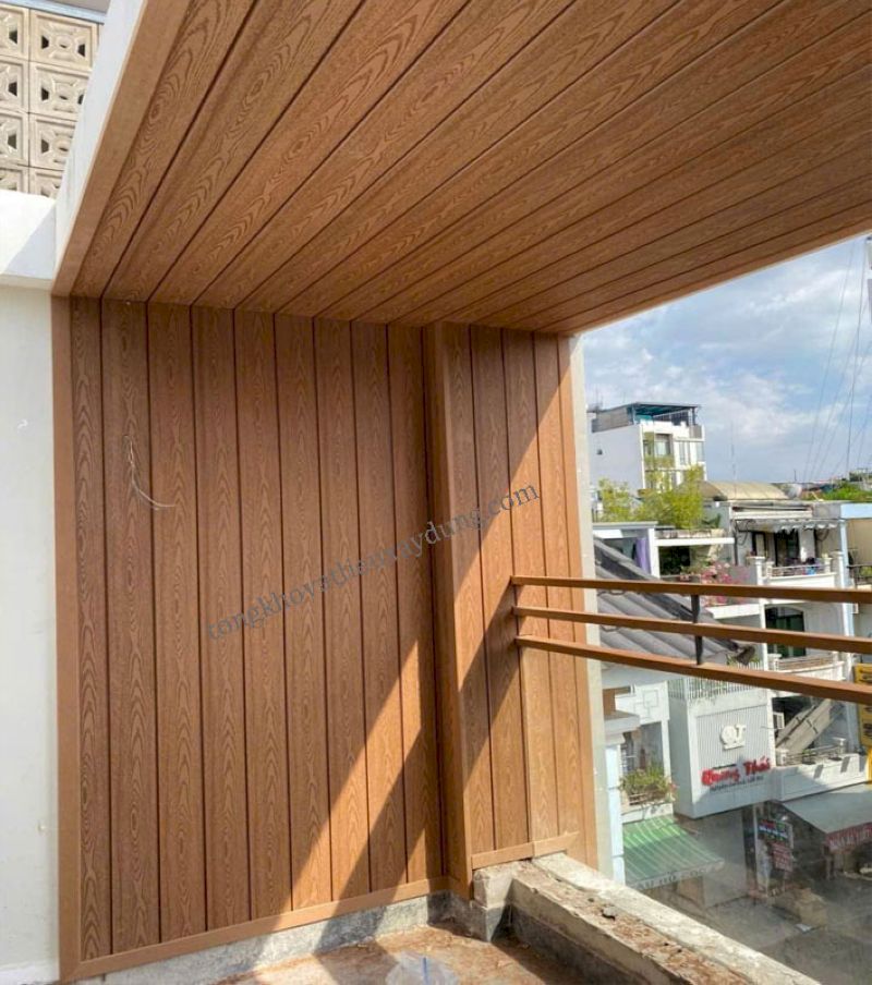 Ưu điểm vân gỗ 3D nổi khối giúp nhựa giả gỗ ốp tường ngoài trời có vẻ đẹp chân thực và chống bám bẩn.