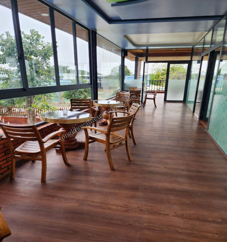Sàn nhựa dán keo lát sàn nhà hàng