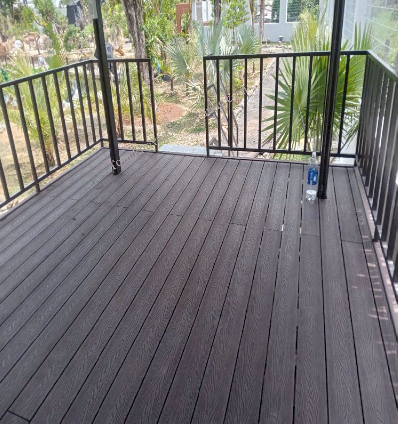 Sàn nhựa giả gỗ lát ban công giúp tạo nên không gian nghỉ ngơi lý tưởng và hiện đại.