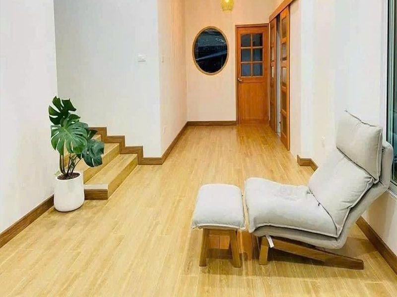 có nên dùng sàn nhựa dán keo