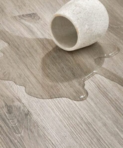 Sàn nhựa hèm khóa có khả năng chống nước tốt.