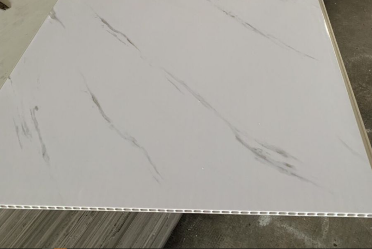 Tổng hợp các mẫu tấm nhựa dán tường giả đá mới rẻ đẹp nhất 2025