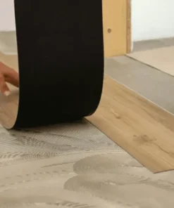 Quét keo xong và ngay lập tức dán tấm sàn lên khi keo còn ướt là lỗi cần tránh khi lát sàn nhựa giả gỗ