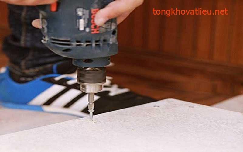 Bắn vít cố định tấm vào khung sắt là bước 3 trong thi công tấm Cemboard chịu lực cho sàn