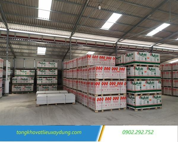 Tấm Cemboard làm vách ngoài trời: TOP 3 Loại, Báo giá & Hướng dẫn thi công 7 Tổng Kho Vật Liệu Xây Dựng tự hào là đơn vị chuyên cung cấp các dòng tấm Cemboard làm vách ngoài trời chính hãng từ các thương hiệu uy tín hàng đầu