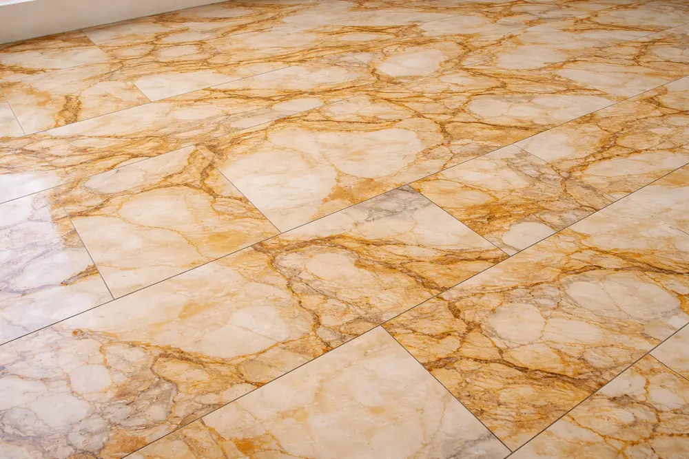 Sắc vàng cẩm thạch mang lại sự thịnh vượng và cảm giác ấm cúng cho gia đình