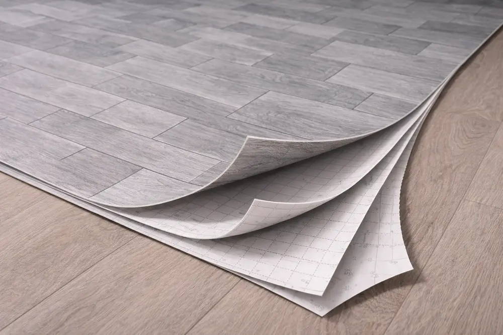 Cấu trúc đa lớp giúp miếng lót sàn giả gạch bền bỉ và dễ dàng thao tác bóc dán tại nhà