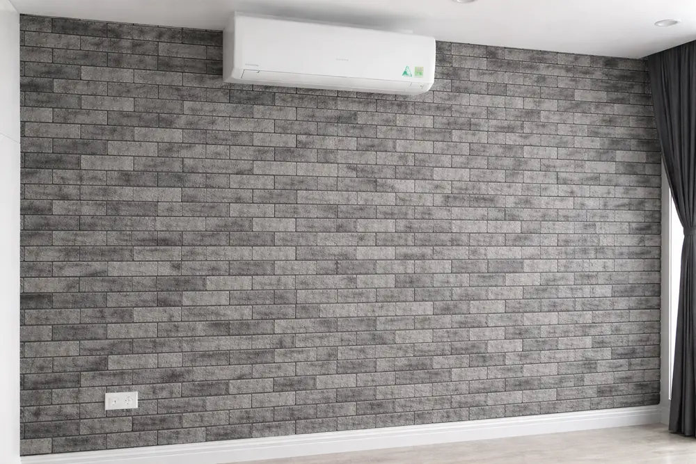 Việc bảo trì và vệ sinh định kỳ giúp tường nhựa giả gạch luôn giữ được vẻ đẹp như mới