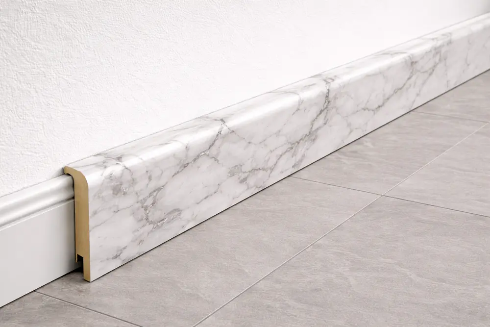 Thay vì vân gỗ, mẫu này giả lập đá cẩm thạch sáng bóng, thường dùng trong sảnh khách sạn hoặc các khu vực cần sự sạch sẽ tuyệt đối.