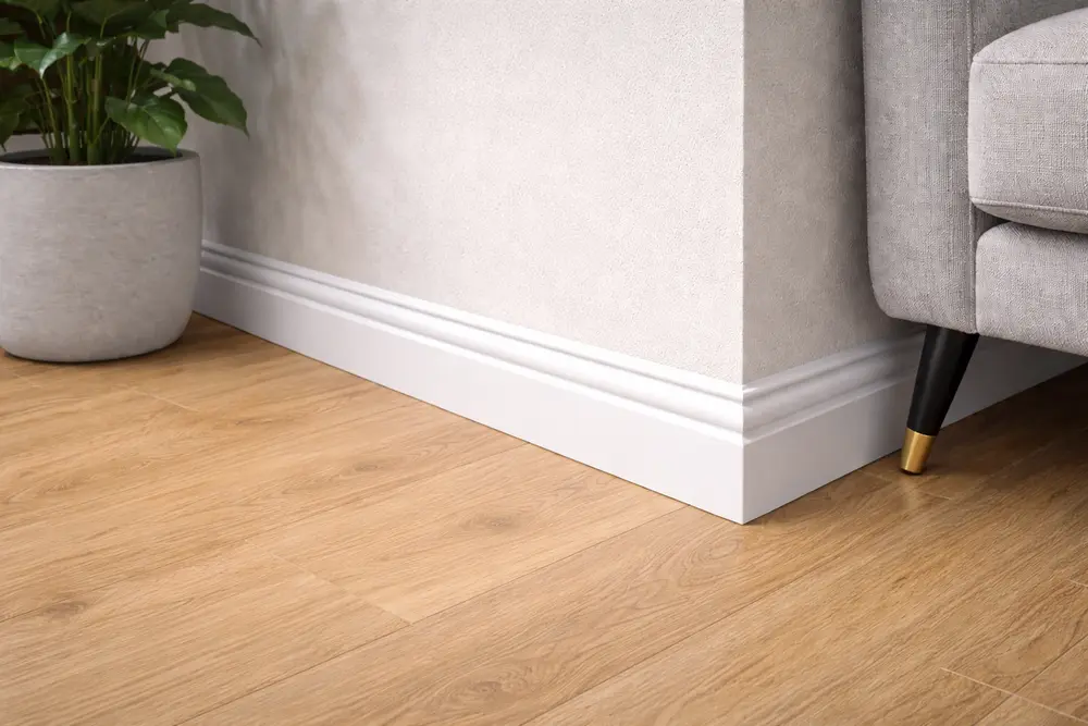 Phào trắng là điểm nhấn tinh khôi, thường được kết hợp với giấy dán tường cao cấp