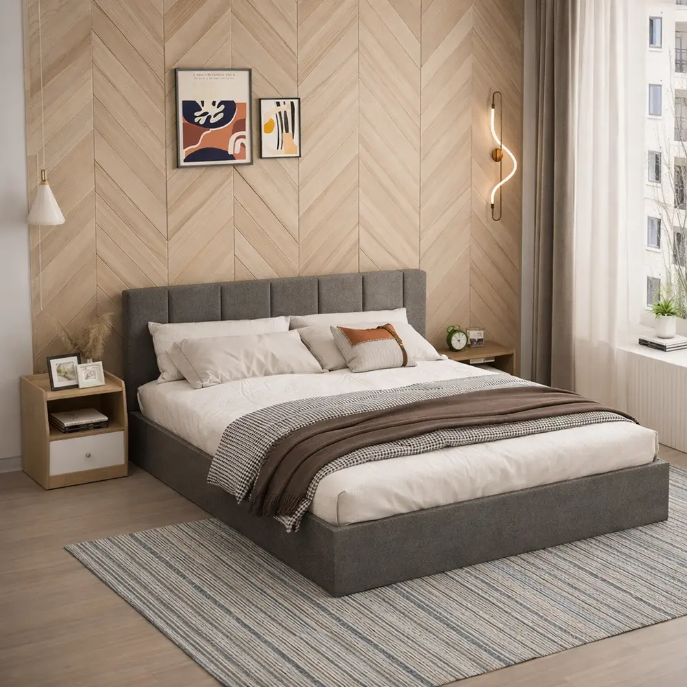 Mẫu 10: Phòng ngủ ốp nhựa giả gỗ PVC dạng xương cá tạo điểm nhấn lạ mắt và nghệ thuật cho toàn bộ mảng tường lớn đầu giường.