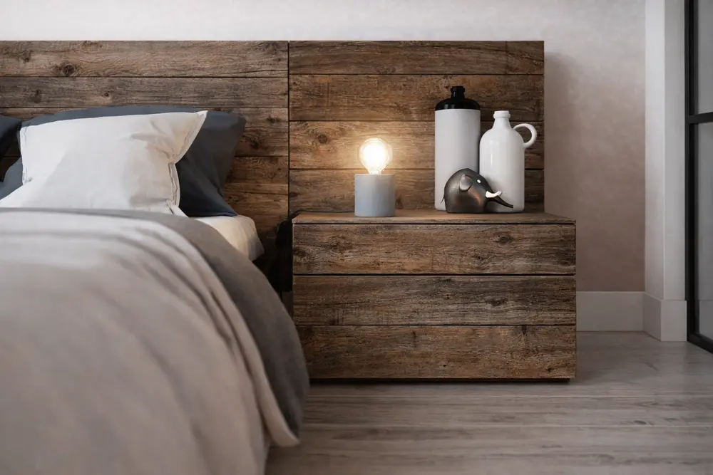 Mẫu 36: Phòng ngủ ốp nhựa giả gỗ màu nâu cũ (reclaimed wood) mang lại vẻ đẹp thời gian đầy lôi cuốn và ấm áp.