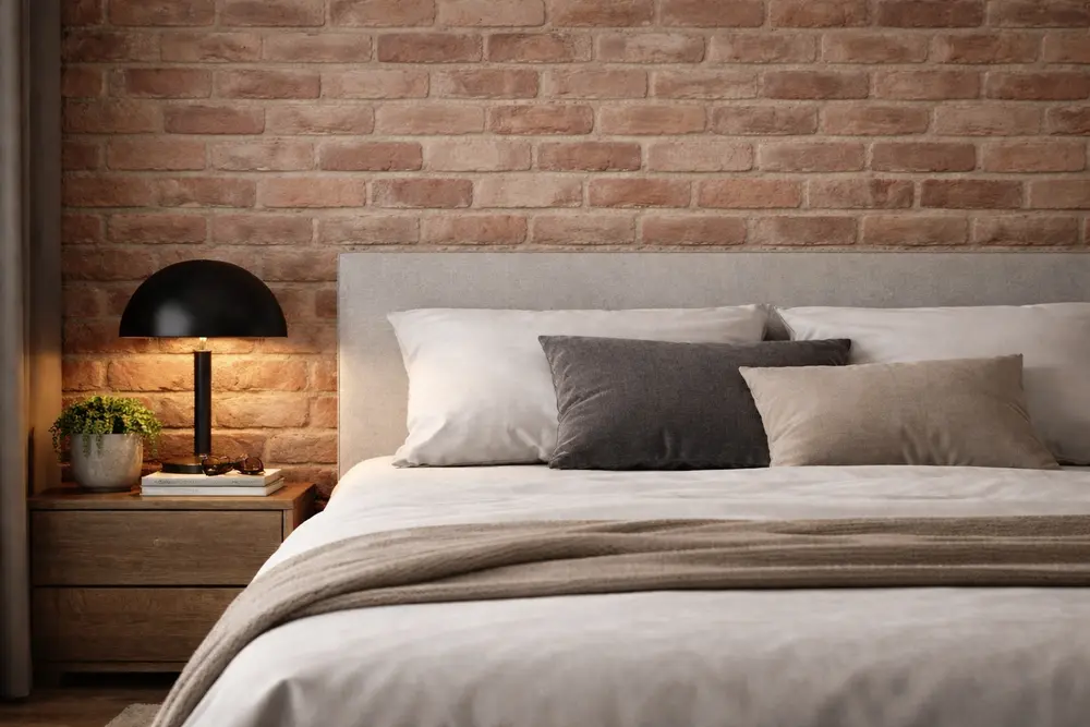 Mẫu 37: Phòng ngủ ốp nhựa vân giả gạch đỏ thô mộc tạo điểm nhấn lạ mắt và đậm chất hoài cổ cho những góc nhỏ trong phòng.