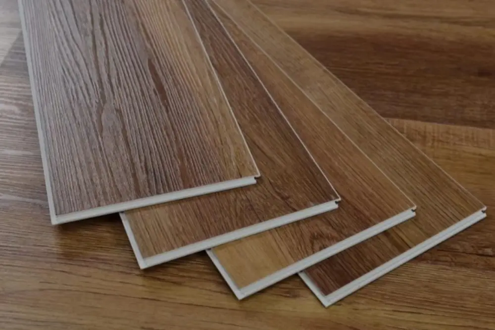 Sàn nhựa giả gỗ là vật liệu lát sàn thông minh được làm từ nhựa tổng hợp (như PVC, SPC) với bề mặt mô phỏng vân gỗ tự nhiên sống động