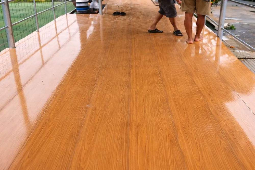 Khả năng chịu nước tuyệt đối giúp sàn bền bỉ trong mọi điều kiện thời tiết
