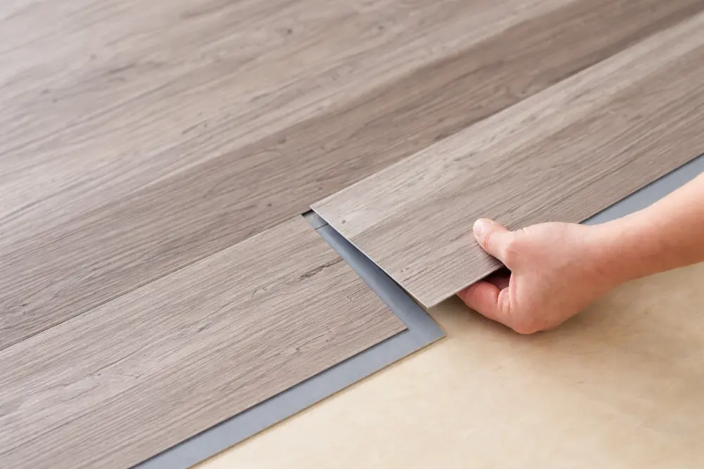 Việc lập dự toán chi tiết khi lắp đặt sàn nhựa giả gỗ cao cấp giúp gia chủ tối ưu hóa chi phí đầu tư