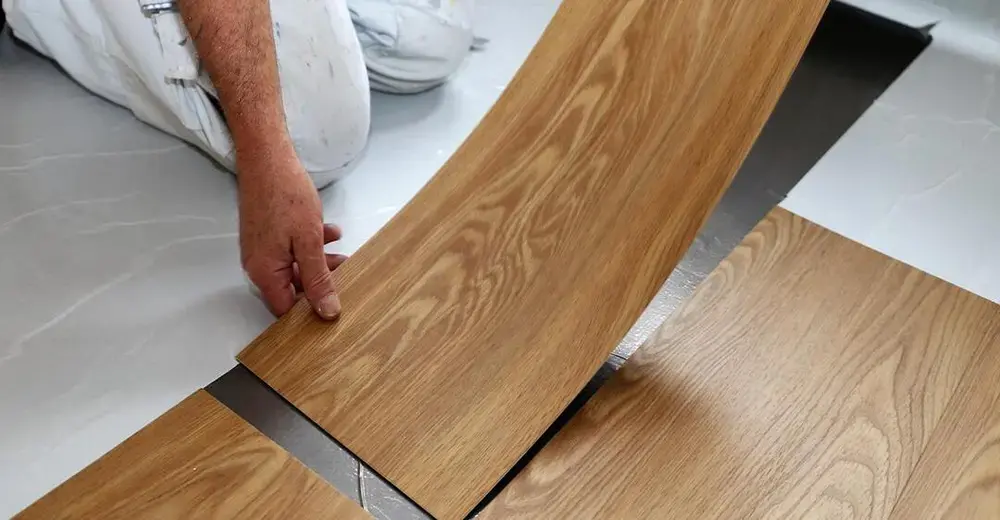 Cấu tạo mỏng nhẹ tích hợp keo sẵn giúp bất kỳ ai cũng có thể tự thi công sàn tại nhà