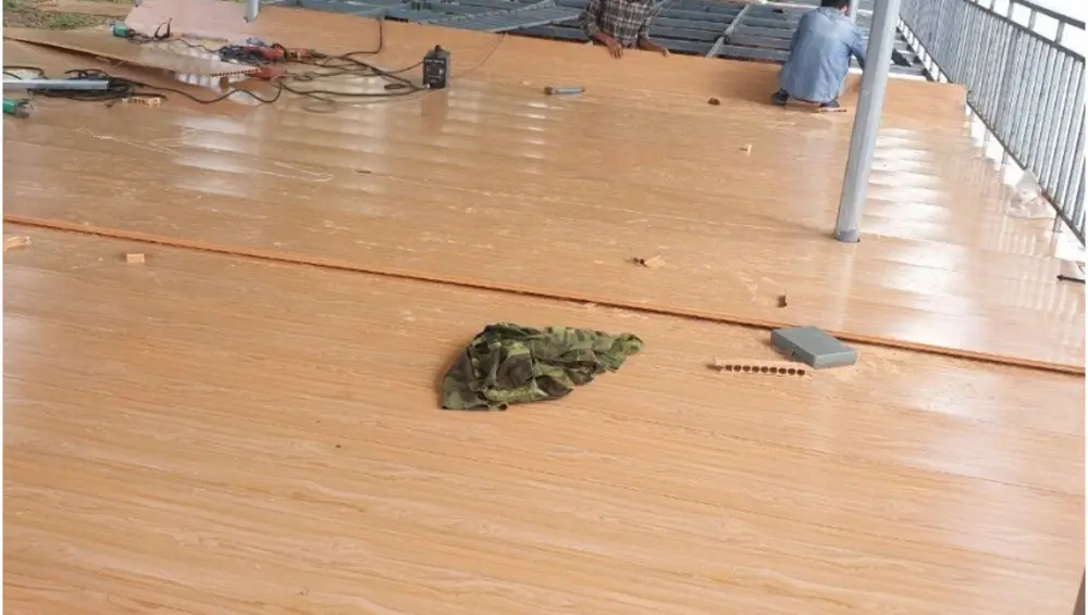 Mẫu sàn nhựa tự dán dạng tấm dài giúp không gian phòng ngủ trở nên thanh thoát và hiện đại