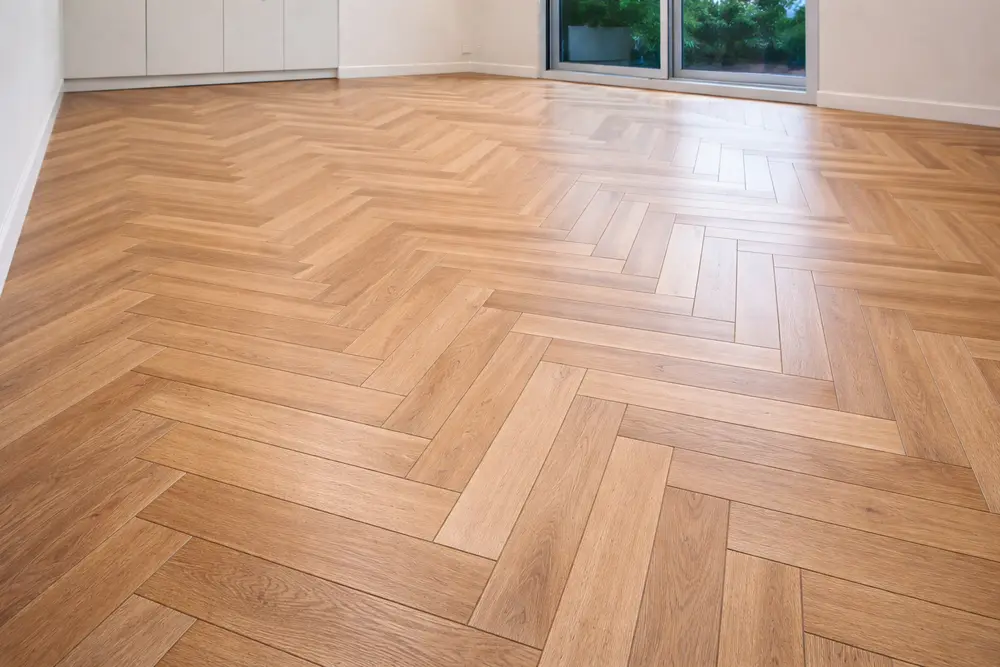 Kiểu lát xương cá giúp xóa tan sự đơn điệu và nâng tầm giá trị thẩm mỹ cho căn gác lửng