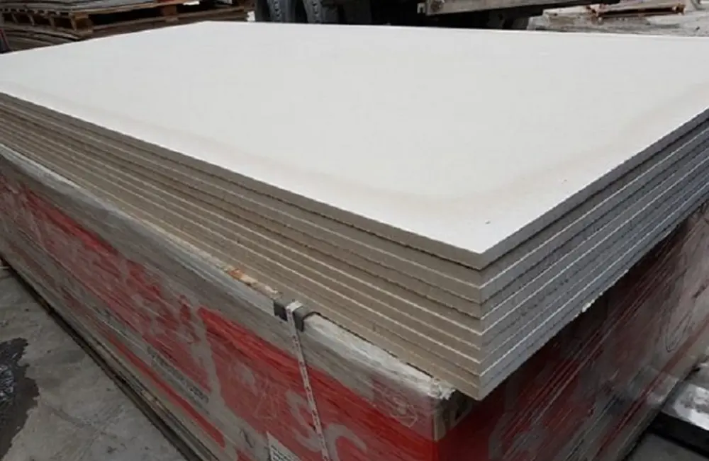 Xử lý mối nối sàn Cemboard bằng keo chuyên dụng giúp sàn phẳng mịn và chống nứt