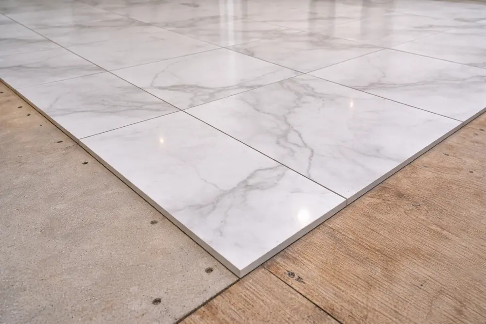 Gạch men vân đá kết hợp với sàn cemboard giúp tối ưu hóa trọng lượng mà vẫn giữ nét quyền quý