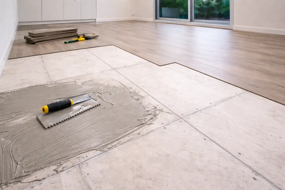 Sàn vinyl dán keo giúp tối ưu chi phí hoàn thiện nhưng vẫn đảm bảo độ bền cao