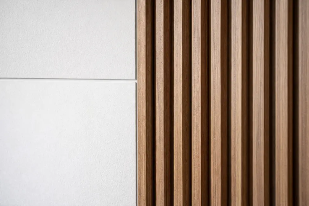 Sự kết hợp giữa cemboard và gỗ nhựa tạo nên không gian phòng khách đẳng cấp và ấm cúng