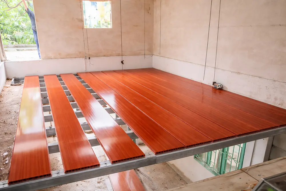 Tấm nhựa lót sàn gác lửng giúp giảm áp lực lên hệ thống khung xương và nền móng nhà