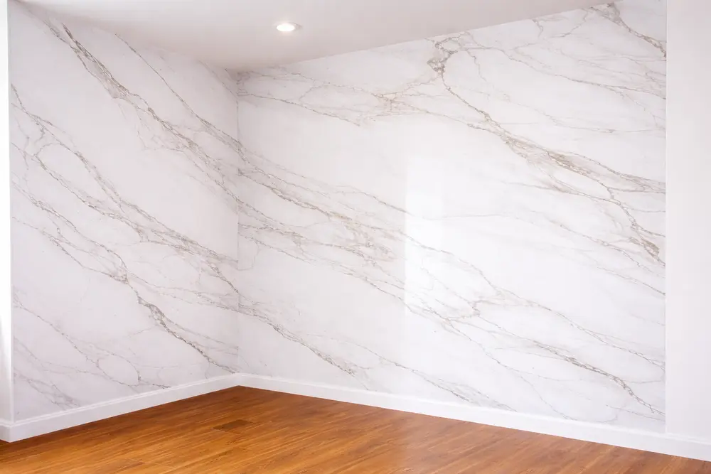 Màu trắng vân mây giúp không gian phòng khách trở nên sáng sủa và tinh tế hơn