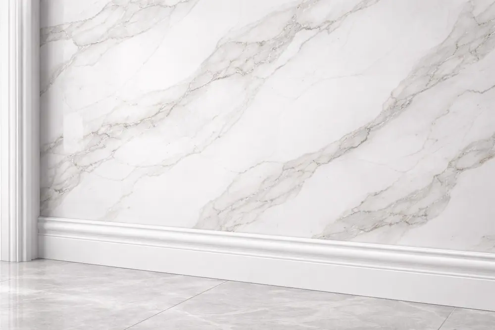 Màu trắng vân mây giúp không gian phòng khách trở nên sáng sủa và tinh tế hơn