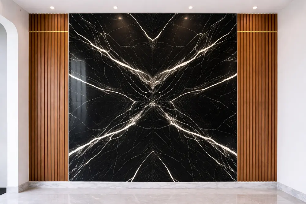 Màu đen chỉ trắng mang lại vẻ đẹp huyền bí và chiều sâu cho bức tường trang trí
