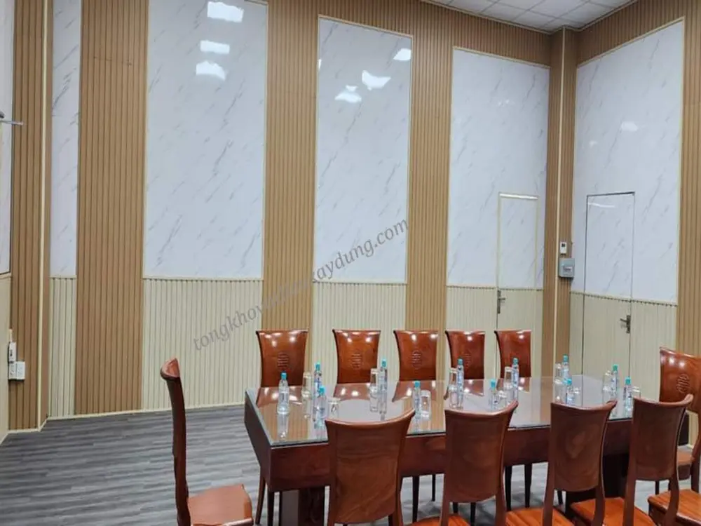 Giá thành thi công vách PVC rất kinh tế, phù hợp với đại đa số ngân sách của gia đình Việt