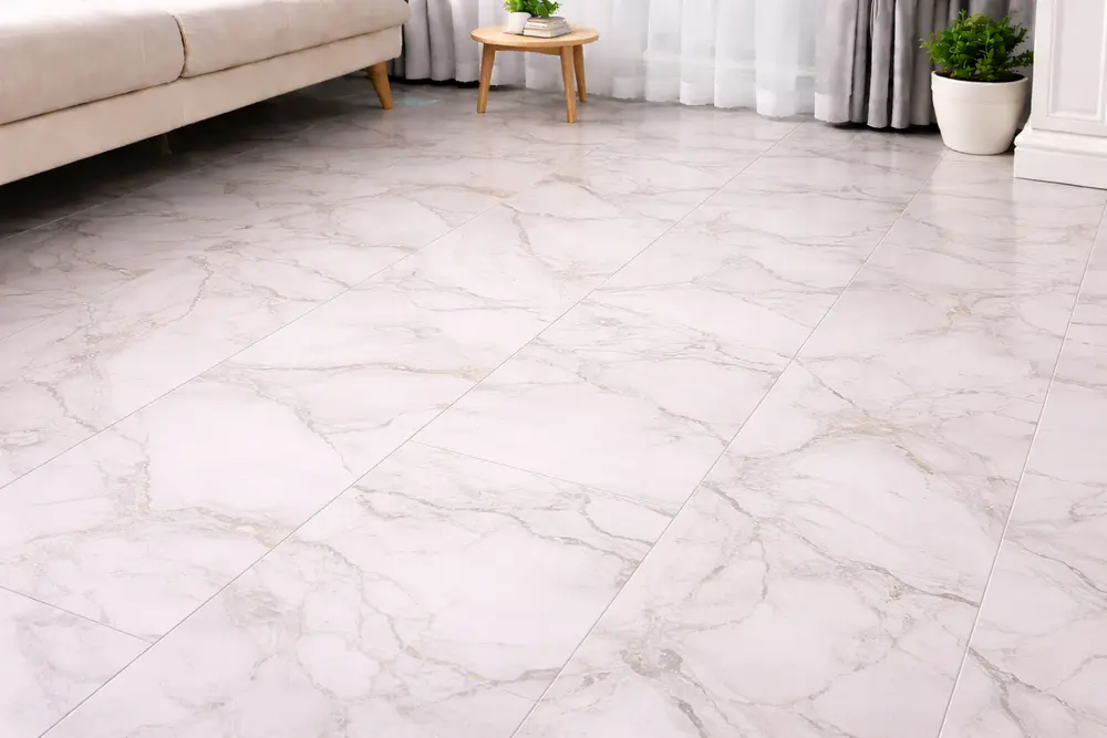 Vân đá Marble trắng mang lại sự sang trọng mà không gây áp lực tải trọng lên mặt nền