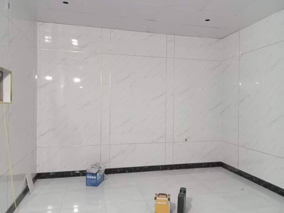 Các mẫu ốp nhựa giả đá phòng khách sang trọng kèm báo giá 2026 12 Vách nhựa giả đá màu trắng vân cương