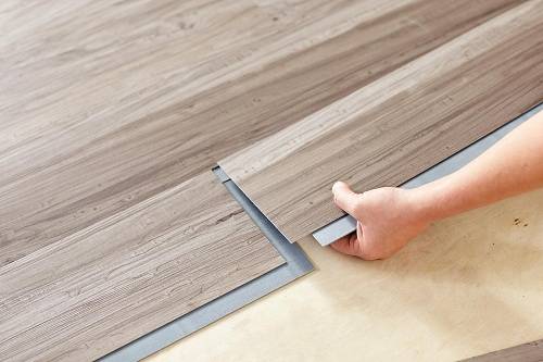 Nền xi măng hoặc nền gạch men cũ phải đảm bảo độ phẳng tuyệt đối, không được lồi lõm hay có hạt cát sạn lớn