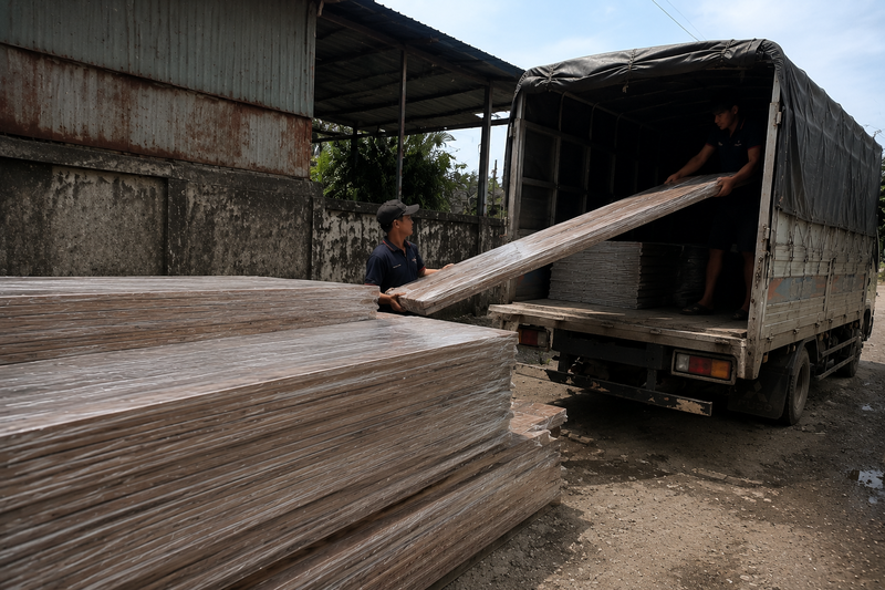 Tập kết vật liệu tấm ốp nhựa chính hãng từ Tổng Kho Vật Liệu Xây Dựng Đăng Khôi về đến công trình Vĩnh Long